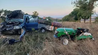 /FOTO/ Accident fatal la Rîșcani: Un șofer de minitractor a decedat, iar soția sa a ajuns la spital