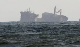 /ВИДЕО/ Сигнал бедствия в Чёрном море: два грузовых судна атакованы дронами, одно затонуло
