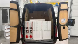 Marfă de peste 200 de mii de lei, depistată la Sculeni: Ce transporta un șofer într-un microbuz