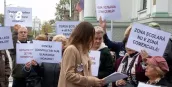 /ВИДЕО/ Скандал вокруг стадиона лицея «Матей Басараб»: жильцы соседних домов организовали протест у примэрии Кишинева