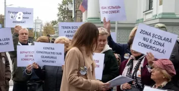 /ВИДЕО/ Скандал вокруг стадиона лицея «Матей Басараб»: жильцы соседних домов организовали протест у примэрии Кишинева