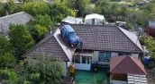/ВИДЕО/ Лишился прав, но не расстался с машиной: в Румынии мужчина поместил автомобиль на крышу дома