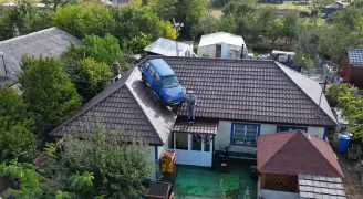 /ВИДЕО/ Лишился прав, но не расстался с машиной: в Румынии мужчина поместил автомобиль на крышу дома