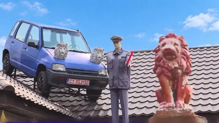 Mașină albastră pe acoperiș