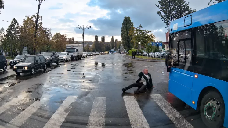 Incident la trecerea de pietoni lângă autobuz