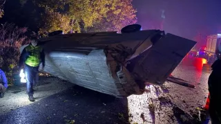 Accident cu un mort și doi răniți la Hîncești: Un șofer beat și fără permis a ajuns cu microbuzul în copac