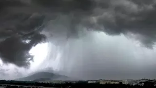 Un „ciclon-bombă” lovește Europa: Pene de curent masive în Franța, vânt devastator și inundații în mai multe țări