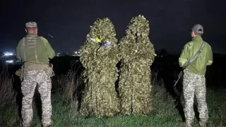 Camuflați în „kikimora” pentru a ajunge în Moldova: Doi ucraineni, prinși la frontieră