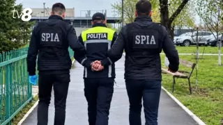 Помогал списывать штрафные баллы? В Молдове задержали полицейского по подозрению в получении взяток