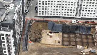/ВИДЕО/ Котлован в пяти метрах от дома: жильцы опасаются обрушения грунта из-за строительства новой высотки