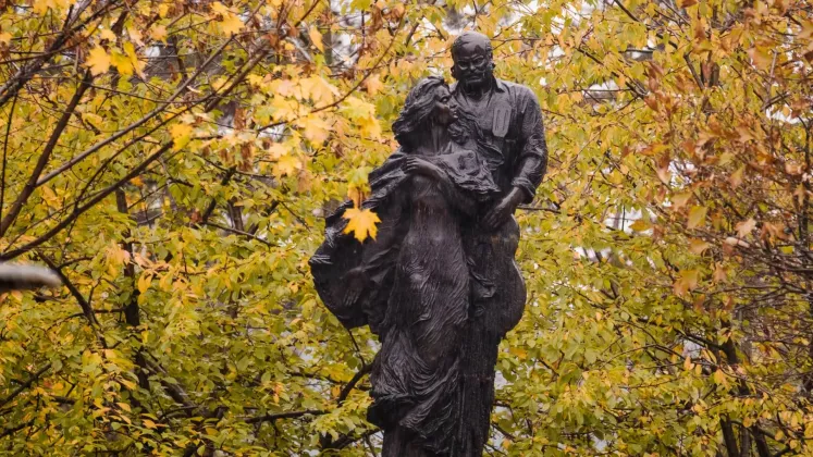 bustul lui Doina și Ion Aldea-Teodorovici