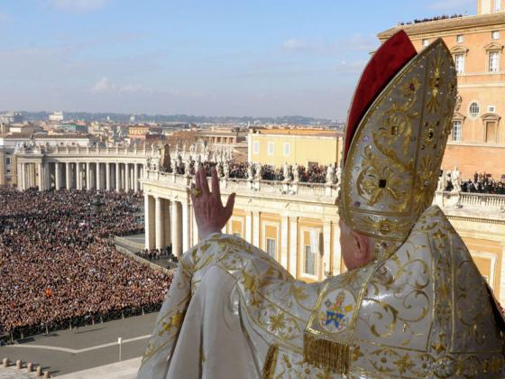 Pope Benedict XVI blesses pilgrim gatherd in St Peter's Square during his traditional Christmas blessing, "Urbi et Orbi" (To the City and the World) 25 December 2007. The pontiff lamented the "grim sound of arms" in the world's conflict zones in a messag