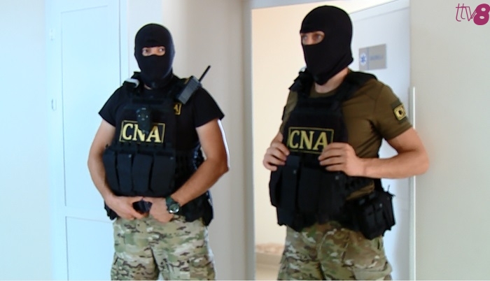 Сотрудники НЦБК охраняют вход в палату, где находится Апостолова