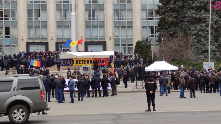 Протест ветеранов у здания правительства. 02.03
