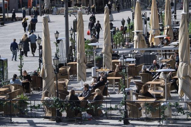 STOCKHOLM 2020411 Uppmaningar från myndigheterna att hålla social distans verkade på påskafton i centrala Stockholms fina vårväder både efterlevas bra och mindre bra. Foto: Anders Wiklund / TT kod 10040