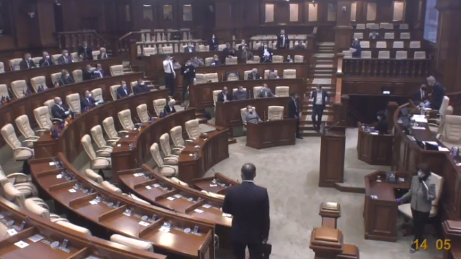 Премьер-министр Ион Кику покидает парламент после отмены заседания. Screenshot: privesc