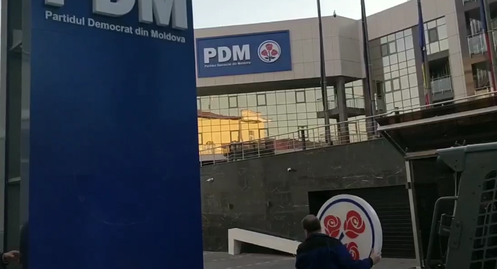 Демонтаж партийной символики ДПМ после переезда демократов из офиса на улице Армянской. Сентябрь 2019 года. Screenshot: Rise.md