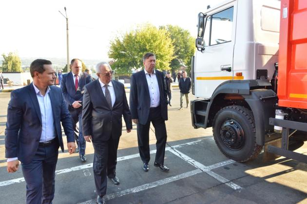 Врио мэра Кишинева Руслан Кодряну (слева) и глава „Autosalubritate” Евгений Аксеньтев (в центре) . Октябрь 2018 г. Фото: autosalubritate