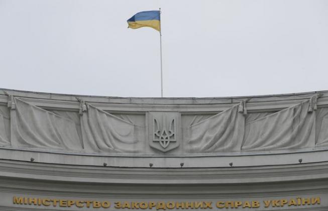 Украинский флаг над зданием МИД Украины в Киеве
Фото: Reuters