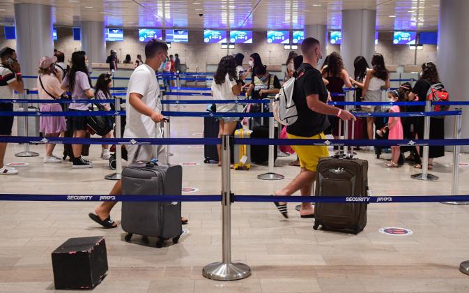 The departure hall at the Ben Gurion International Airport on August 16, 2020. Photo by Avshalom Sassoni/Flash90 *** Local Caption *** וירוס
קורונה
מגפה
סין
שדה תעופה
מסכות
מסכה
מגיעים