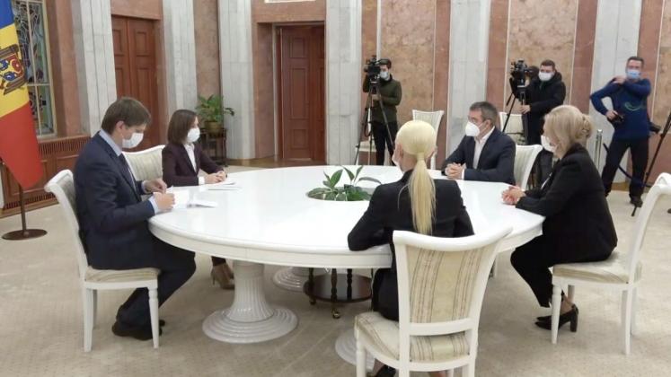 reprezentantii-partidului-sor-la-presedintie-alaturi-de-deputatele-violeta-ivanov-si-marina-tauber-a-venit-si-sergiu-sirbu-live-161569-1609164777