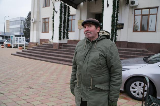 Георгий Лупей, житель города Хынчешть, доволен качеством воды из-под крана и тем, что не приходится носить воду из колодца. Фото: API