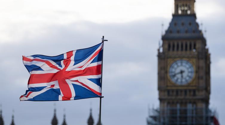 A flag of the United Kingdom, the Union Jack, can be seen fluttering in the wind in London, England, 3 October 2017. In the back Big Ben, or Elizabeth Tower can be seen. Photo: Monika Skolimowska/dpa-Zentralbild/dpa
