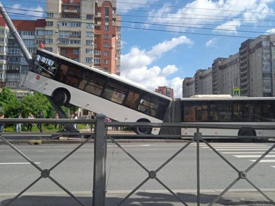 accident-autobuz-articulat-sankt-petersburg_0-1024x768