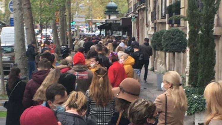 sute-de-alegatori-stau-in-rand-la-sectia-de-votare-de-la-ambasada-r-moldova-din-paris-oamenii-continua-sa-vina-videolive-158723-1604239687