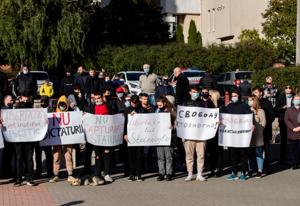 b5i4043web-2048-protest