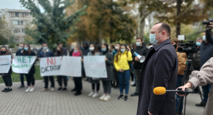 Депутат ПСРМ Влад Батрынча на фоне протестующих