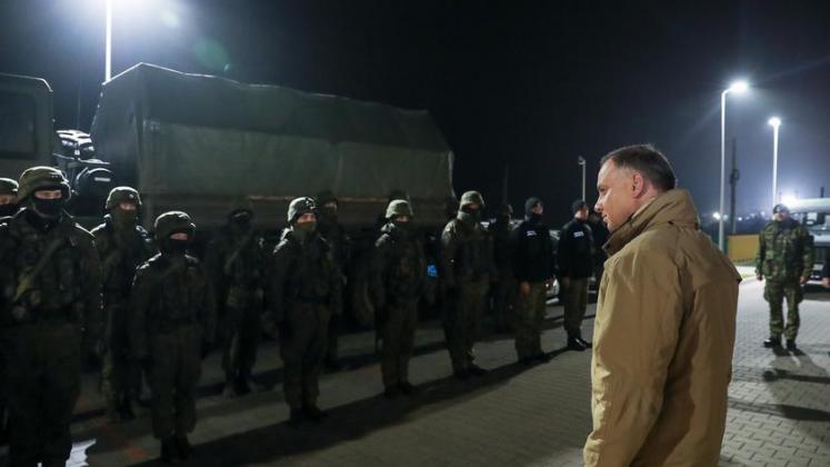 Президент Польши Анджей Дуда инспектирует воиска на границе Польши с Беларусью. Фото: tvn24