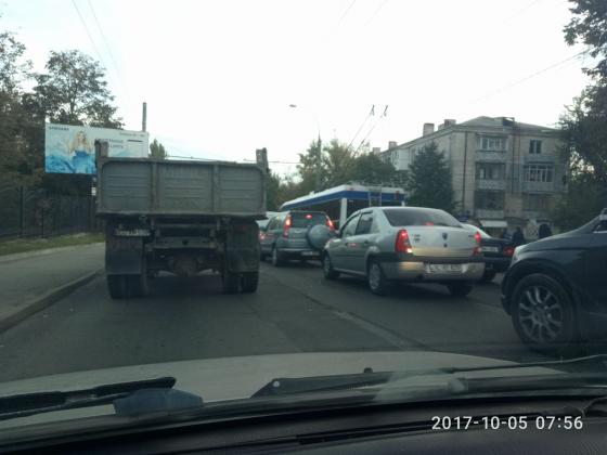 Foto: Facebook /
Город без маршруток! Водители помогают пешеходам