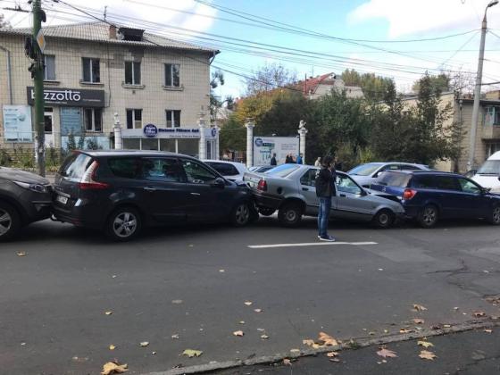 Foto: Город без маршруток! Водители помогают пешеходам