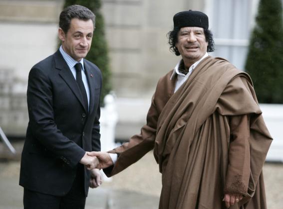 Nicolas Sarkozy și Muammar Gaddafi în decembrie 2010 Foto: AP