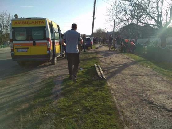 foto-doi-morti-si-doi-raniti-intr-un-accident-la-falesti-o-motocicleta-a-intrat-intr-o-statie-de-autobuz-1523376742