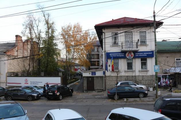 Sediul central al Partidului Democrat de pe strada Tighina din Chișinău, care îi aparține lui Dumitru Diacov. Foto: CIJM