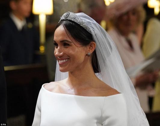 4c6d88c900000578-5747495-meghan_s_sparkling_tiara_is_queen_mary_s_diamond_bandeau_which_h-a-38_1526729385231