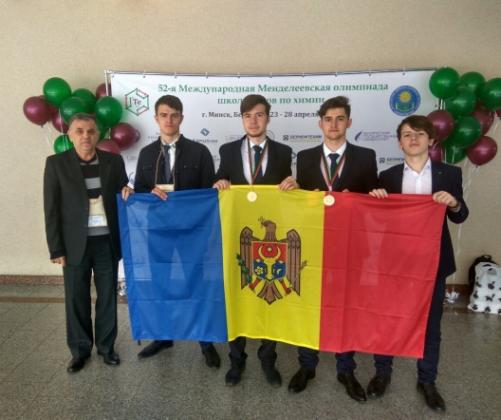poza_olimpiada_internat_la_chimie