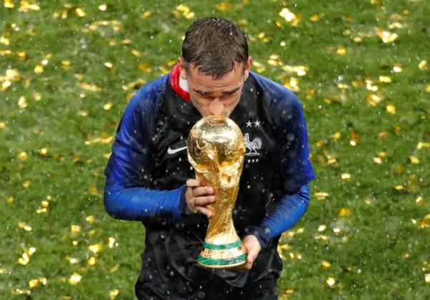 Soccer Football - World Cup - Final - France v Croatia - Luzhniki Stadium, Moscow, Russia - July 15, 2018 France's Antoine Griezmann kisses the trophy to celebrate winning the World Cup REUTERS/Christian Hartmann
