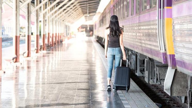 femeie-mutare-calatorie-bagaj-troler-gara-tren