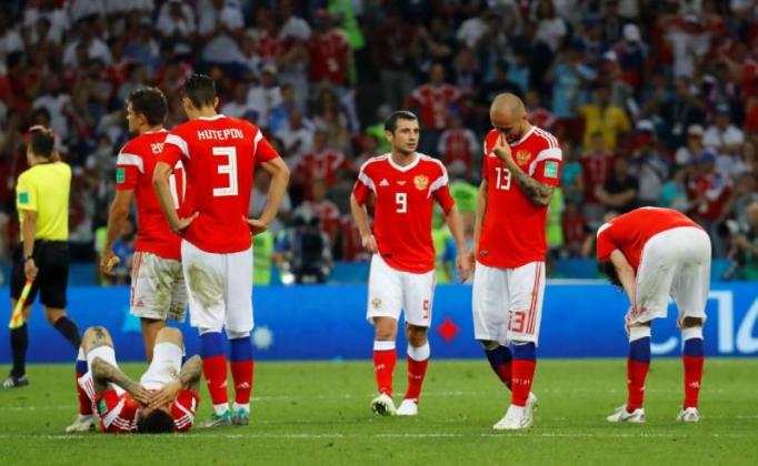 Russia's Fyodor Kudryashov and team mates look dejected after the match.
REUTERS/Kai Pfaffenbach