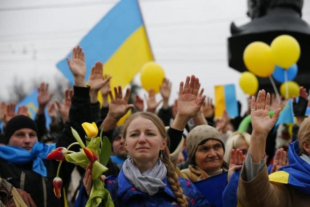 Pro-Ukrainian supporters raise their hands to symbolise a referendum and remember the victims of violence in recent protests in Kiev as they take part in a rally in Simferopol March 9, 2014. Russian forces tightened their grip on Crimea on Sunday despite 