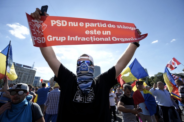 In urma strapungerii cordonului de jandarmi inspre cladirea Guvernului, de catre o parte din participantii la mitingul anti-guvernamental din Piata Victoriei, fortele de ordine au lansat grenade lacrimogene, mai multi manifestanti avand nevoie de asistent