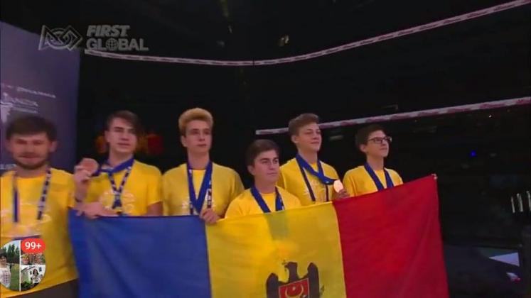 echipa-pe-podium