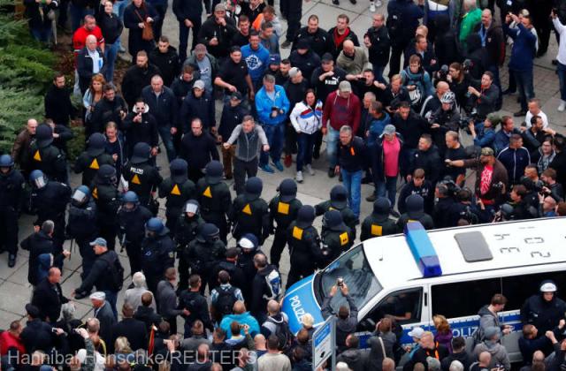 Right-wing protestors argue with police officers during demonstrations following the killing of a German man in Chemnitz, in Chemnitz, Germany September 1, 2018. REUTERS/Hannibal Hanschke
