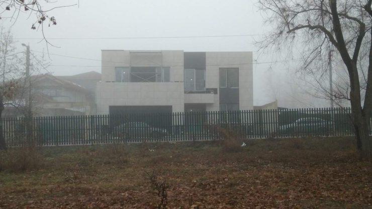 Casa deputatului Țuțu văzută de după gardul care separă parcul de cartier. Foto: zdg
