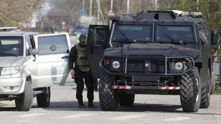 Members of the armed and security forces block the way in a settlement of the Novoselitsky district, where a local police station was recently attacked, in Stavropol region, southern Russia, April 11, 2016. REUTERS/Eduard Korniyenko - RTX29FTE