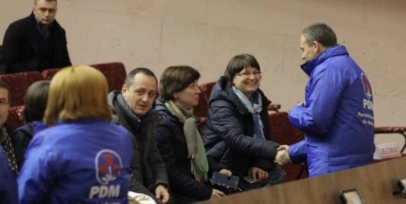 Foto: Elena Belei dă mâna cu Andrian Candu, în timpul campaniei electorale. Sursa foto: Newsmaker