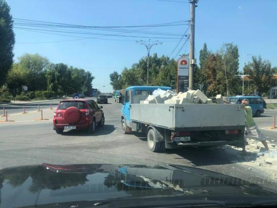 Foto: Facebook/ГБМ Город без маршруток! Водители помогают пешеходам"